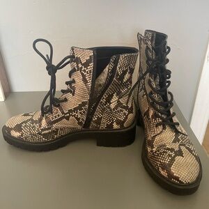 Size 9 | snake skin lace up boot